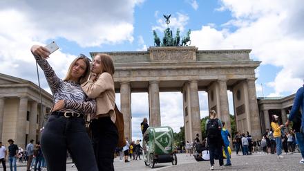 Diese zwei Frauen haben das Brandenburger Tor vielleicht dank KI gefunden.