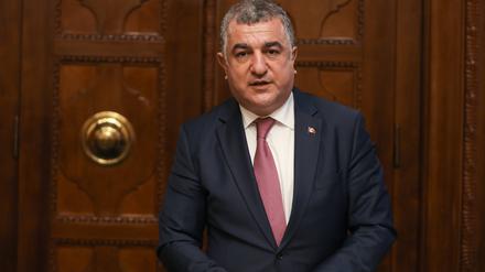 Niedersachsen, Hannover, Oberbürgermeister Belit Onay empfing den türkischen Botschafter Ahmet Basar Sen im Neuen Rathaus. Anlässlich des Empfangs trug sich der Botschafter auch in das Goldene Buch der Stadt Hannover ein. 