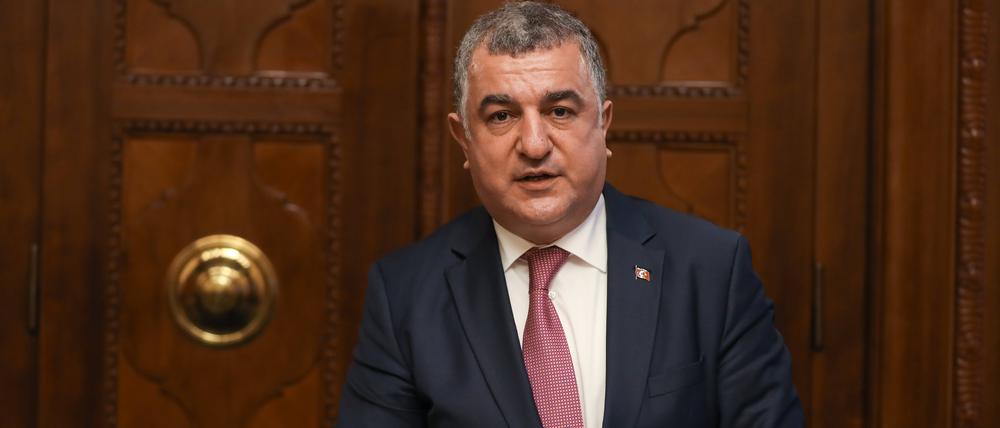 Niedersachsen, Hannover, Oberbürgermeister Belit Onay empfing den türkischen Botschafter Ahmet Basar Sen im Neuen Rathaus. Anlässlich des Empfangs trug sich der Botschafter auch in das Goldene Buch der Stadt Hannover ein. 