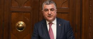 Niedersachsen, Hannover, Oberbürgermeister Belit Onay empfing den türkischen Botschafter Ahmet Basar Sen im Neuen Rathaus. Anlässlich des Empfangs trug sich der Botschafter auch in das Goldene Buch der Stadt Hannover ein. 