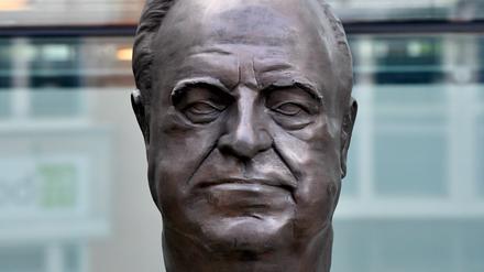 Die bronzene Porträt-Büste des ehemaligen Bundeskanzlers Helmut Kohl ist am 16.06.2017 in Berlin vor dem Axel-Springer-Hochhaus zu sehen. Die Büste ist Bestandteil des Denkmals „Väter der Einheit“ des französischen Bildhauers Serge Mangin.