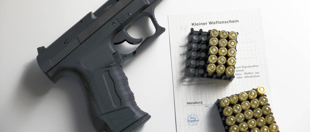 Ein Mann hat im Ortsteil Staaken in Berlin-Spandau auf zwei Polizeiwagen geschossen. Ersten Erkenntnissen zufolge soll er dazu eine Schreckschusswaffe genutzt haben.