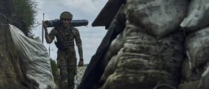 Ein ukrainischer Soldat in einem Graben an der Front bei Bachmut (Archivbild vom 22. Mai 2023).