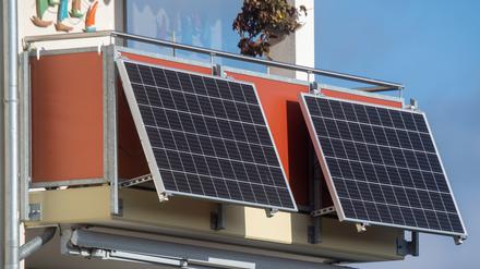 Solarmodule für ein sogenanntes „Balkonkraftwerk“ hängen an einem Balkon.