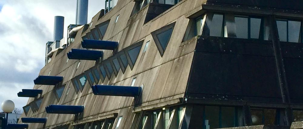 Schlachtschiff mit Kanonenrohren: Der brutalistische Mäusebunker am Hindenburgdamm in Steglitz-Lichterfelde hat viele Fans weltweit. Der von Gerd und Magdalena Hänska entworfene Brutalismus-Bau entstand 1971 bis 1978.