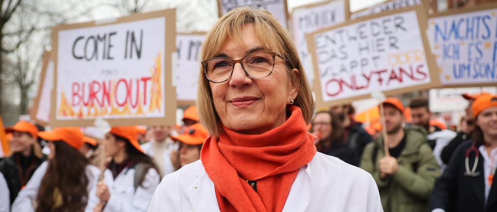 Susanne Johna, 1. Vorsitzende Marburger Bund, nimmt an der Auftaktkundgebung zu einem Warnstreik vor der Asklepios Klinik St. Georg teil.