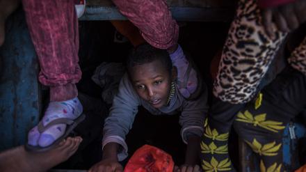 Ein Flüchtlingskind aus Eritrea in einem Boot vor der Küste zu Libyen (Archivbild).
