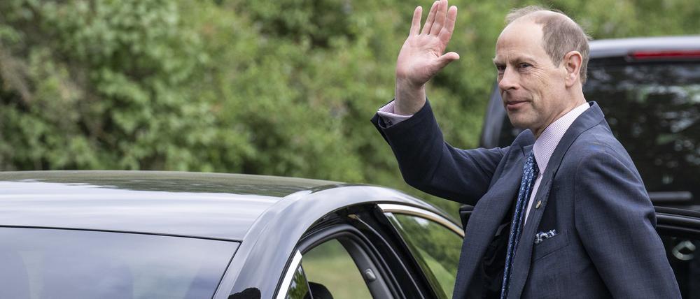 Prinz Edward, Herzog von Edinburgh, winkt zum Abschied vom Alexander Haus.