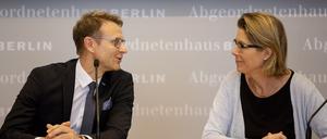15.06.2018, Berlin: Django Peter Schubert (l-r), Vizepräsident Rechnungshof Berlin und Christine Richter, Chefredakteurin der Berliner Morgenpost, schauen sich bei der Vorstellung des Jahresberichts 2018 des Rechnungshofs von Berlin im Berliner Abgeordnetenhaus gegenseitig an. Foto: Christoph Soeder/dpa +++ dpa-Bildfunk +++
