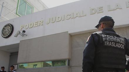 Ein Bundespolizist vor dem Strafjustizzentrum der Gemeinde Nezahualcóyotl in Mexiko.