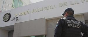 Ein Bundespolizist vor dem Strafjustizzentrum der Gemeinde Nezahualcóyotl in Mexiko.