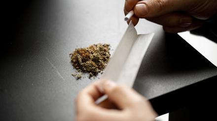Ein Mann baut einen Joint. 