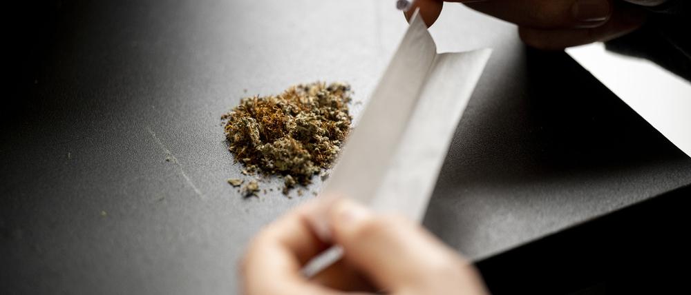Ein Mann baut einen Joint.