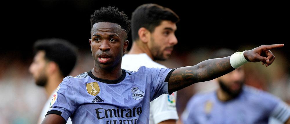 Der spanische Fußball-Verband (RFEF) hat den FC Valencia wegen Rassismusvorfällen gegen den brasilianischen Nationalspieler Vinicius Junior mit einem Teilausschluss von Fans bestraft.