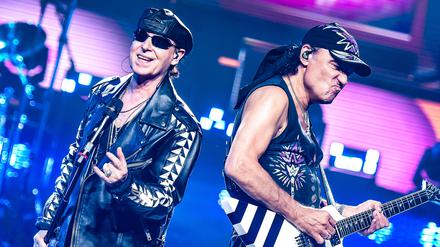 Nur echt mit Lederjacke und Schiebermütze: Sänger Klaus Meine und Lead-Gitarrist Matthias Jabs in der Mercedes-Benz-Arena.