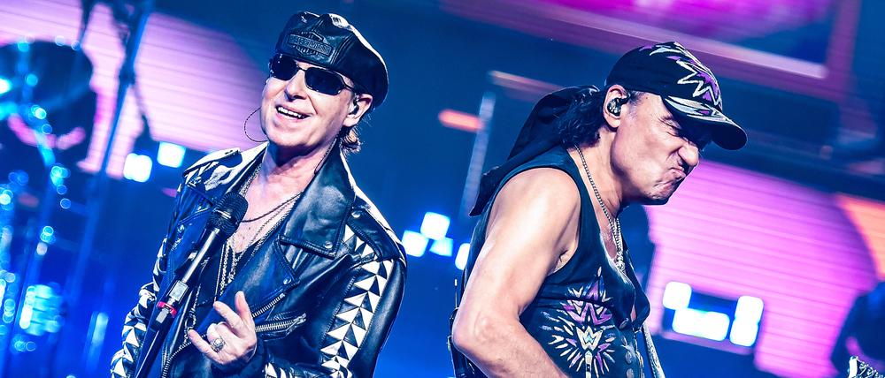 Nur echt mit Lederjacke und Schiebermütze: Sänger Klaus Meine und Lead-Gitarrist Matthias Jabs in der Mercedes-Benz-Arena.