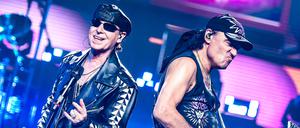 Nur echt mit Lederjacke und Schiebermütze: Sänger Klaus Meine und Lead-Gitarrist Matthias Jabs in der Mercedes-Benz-Arena.
