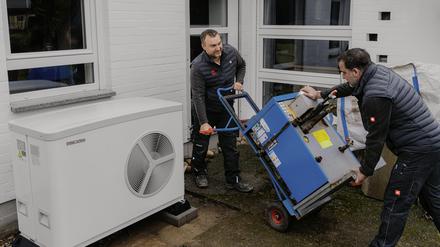 Weg mit dem Alten und her mit dem Nachhaltigen: Allein 2023 sollen 350.000 Häuser ein Wärmepumpensystem bekommen.