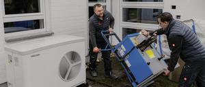 Weg mit dem Alten und her mit dem Nachhaltigen: Allein 2023 sollen 350.000 Häuser ein Wärmepumpensystem bekommen.