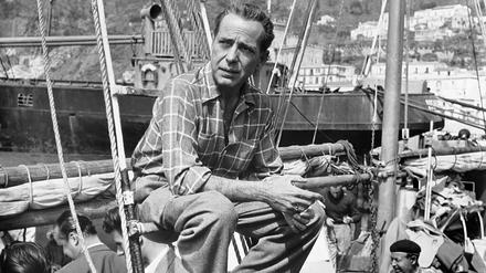 Humphrey Bogart auf einem Boot vor Amalfi.