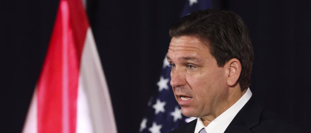 17. Mai 2023, Tampa, Florida: Ron DeSantis spricht während einer Pressekonferenz in der Cambridge Christian School auf der Bühne zum Publikum.