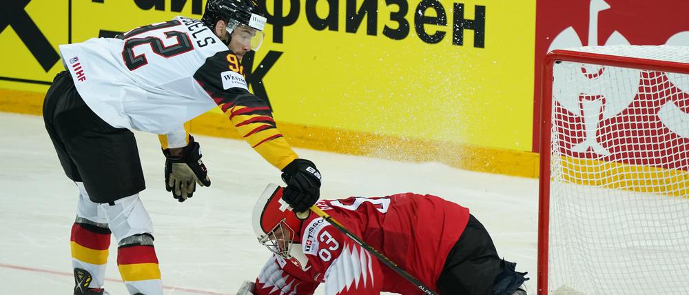 Drin. Marcel Noebels schießt den Puck am Schweizer Torwart Leonardo Genoni vorbei und die Nationalmannschaft hat das Viertelfinale von 2021 3:2 nach Penaltyschießen gewonnen. 