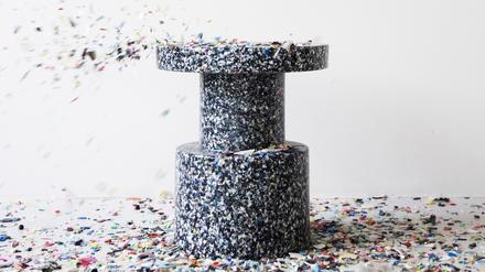 Hier ist das Gemisch aus recycelten Plastikschraubverschlüssen hergestellt. Normann Copenhagen macht daraus den Hocker „Bit“ (220 Euro).