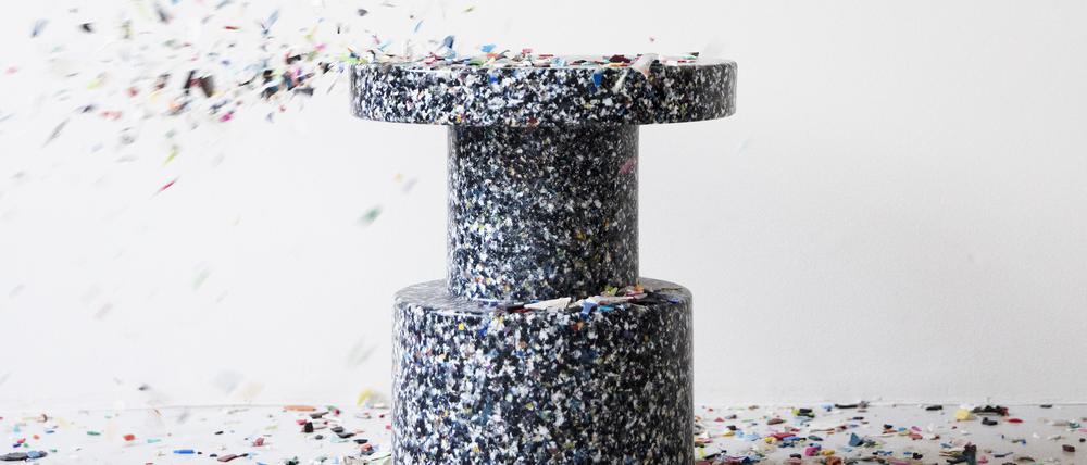 Hier ist das Gemisch aus recycelten Plastikschraubverschlüssen hergestellt. Normann Copenhagen macht daraus den Hocker „Bit“ (220 Euro).
