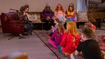 Drag-Lesung für Kinder in einer Kirche in Chesterland, Ohio. 