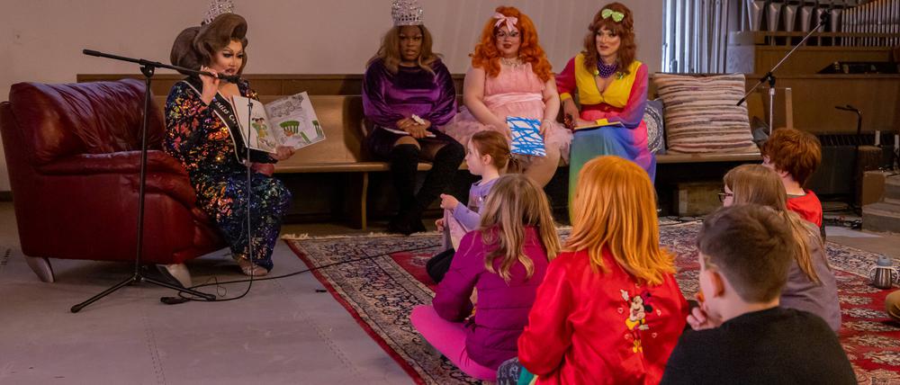 Drag-Lesung für Kinder in einer Kirche in Chesterland, Ohio.