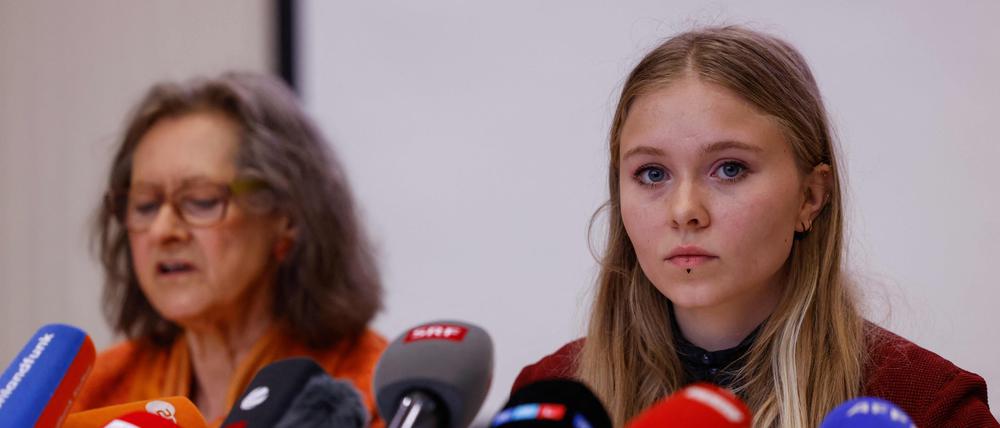 Aimee van Baalen (r.) and Marion Fabian geben eine Pressekonferenz der „Letzten Generation.“