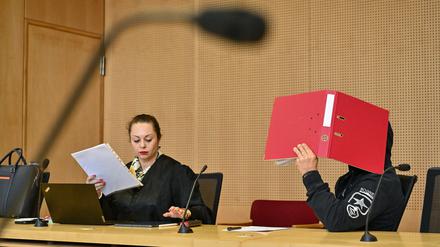 Der Angeklagte sitzt zum Prozessbeginn seiner Anwältin Galina Rolnik im Landgericht Frankfurt (Oder).