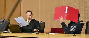 Der Angeklagte sitzt zum Prozessbeginn seiner Anwältin Galina Rolnik im Landgericht Frankfurt (Oder).