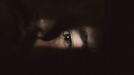 Ein Leben in Dunkelheit: So sieht der Alltag von vielen ME/CFS-Betroffenen aus. Post-Covid-Erkrankte sind weniger schwer betroffen, sie leiden beispielsweise an massiver Erschöpfung.