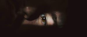 Ein Leben in Dunkelheit: So sieht der Alltag von vielen ME/CFS-Betroffenen aus. Post-Covid-Erkrankte sind weniger schwer betroffen, sie leiden beispielsweise an massiver Erschöpfung.