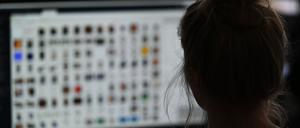 ARCHIV - 15.04.2021, Hessen, Gießen: Eine Kriminaloberkommissarin sitzt in einem Büro vor einem Auswertungscomputer auf der Suche nach Kinderpornografie und Fällen von sexuellem Missbrauch. (Illustration zu «Kinderfotos im Netz - wie Eltern ungewollt Pädokriminelle beliefern») Foto: Arne Dedert/dpa +++ dpa-Bildfunk +++