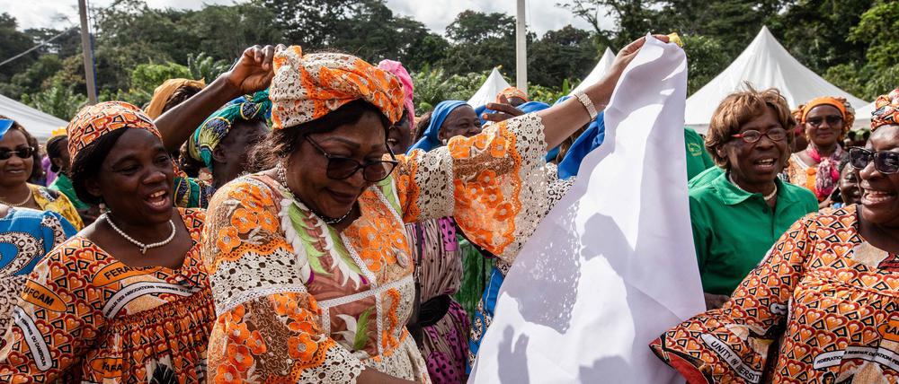 Marie Pascale Mbock Mioumnde, Bürgermeisterin von Nguibassal, feiert mit den Landfrauen den Tag der Landfrauen.