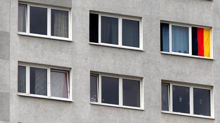 Ein Mieter einer Wohnung in einem Plattenbau im Berliner Stadtteil Marzahn hat am 09.07.2014 eine Deutschlandfahne in sein Fenster gehängt.