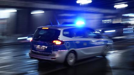 Ein Polizeiauto bei einer Einsatzfahrt mit Blaulicht. Symbolbild, Themenbild Berlin, 17.11.2022 *** A police car on a mission with blue lights symbol image, theme image Berlin, 17 11 2022 Foto:xT.xBartillax/xFuturexImage 