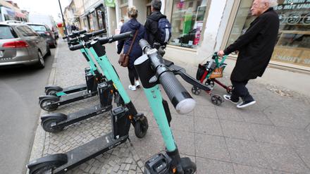 E-Scooter werden oft auf den Gehwegen abgestellt. 