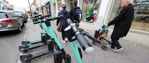E-Scooter werden oft auf den Gehwegen abgestellt. 