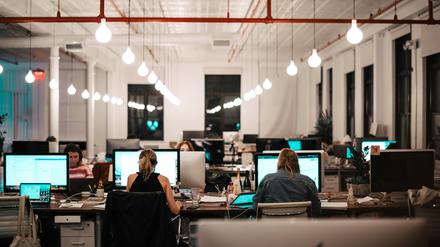 Angestellte im Büro: In Deutschland kostet eine Arbeitsstunde Unternehmen im Schnitt 39,50 Euro. 