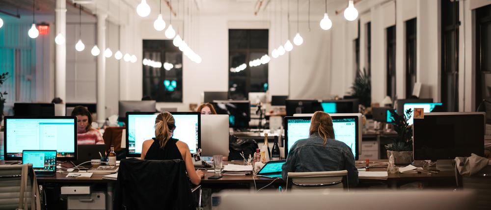 Angestellte im Büro: In Deutschland kostet eine Arbeitsstunde Unternehmen im Schnitt 39,50 Euro.