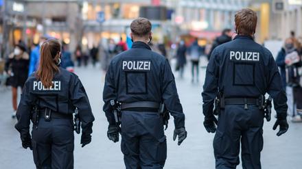 Polizisten kontrollieren die Einhaltung der Hygienevorschriften in der Innenstadt. 