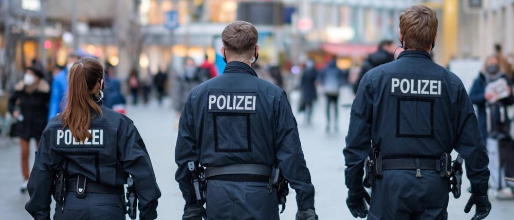 Polizisten kontrollieren die Einhaltung der Hygienevorschriften in der Innenstadt.