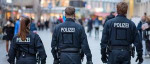 Polizisten kontrollieren die Einhaltung der Hygienevorschriften in der Innenstadt. 
