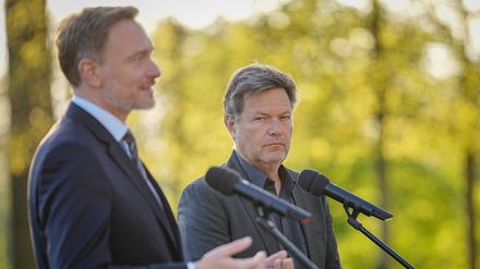 ARCHIV - 03.05.2022, Brandenburg, Meseberg: Christian Lindner (FDP, l), Bundesminister der Finanzen, und Robert Habeck (Bündnis 90/Die Grünen), Bundesminister für Wirtschaft und Klimaschutz, geben am Rande der Klausurtagung der Bundesregierung vor dem Schloss Meseberg, dem Gästehaus der Bundesregierung, ein Pressestatement. (Illustration zu dpa: "Habeck wirft FDP Wortbruch bei Heizungsgesetz vor") Foto: Kay Nietfeld/dpa +++ dpa-Bildfunk +++