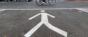 Symbolbild Fußgänger Fahrbahn Asphalt Verkehrspolitik