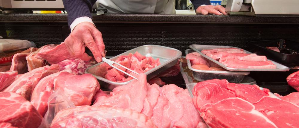 Fleisch liegt in der Auslage in einem Supermarkt (Archivbild).