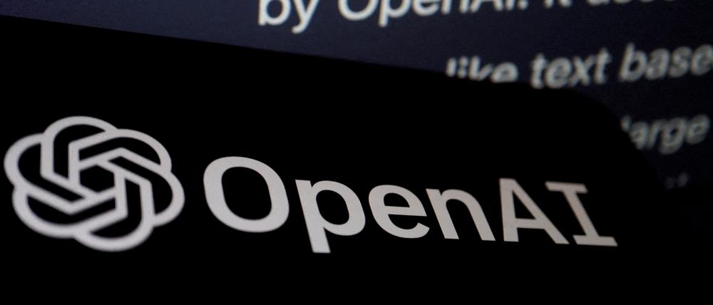 Das Logo von Open AI neben einer Antwort vom KI-Chatbot ChatGPT.